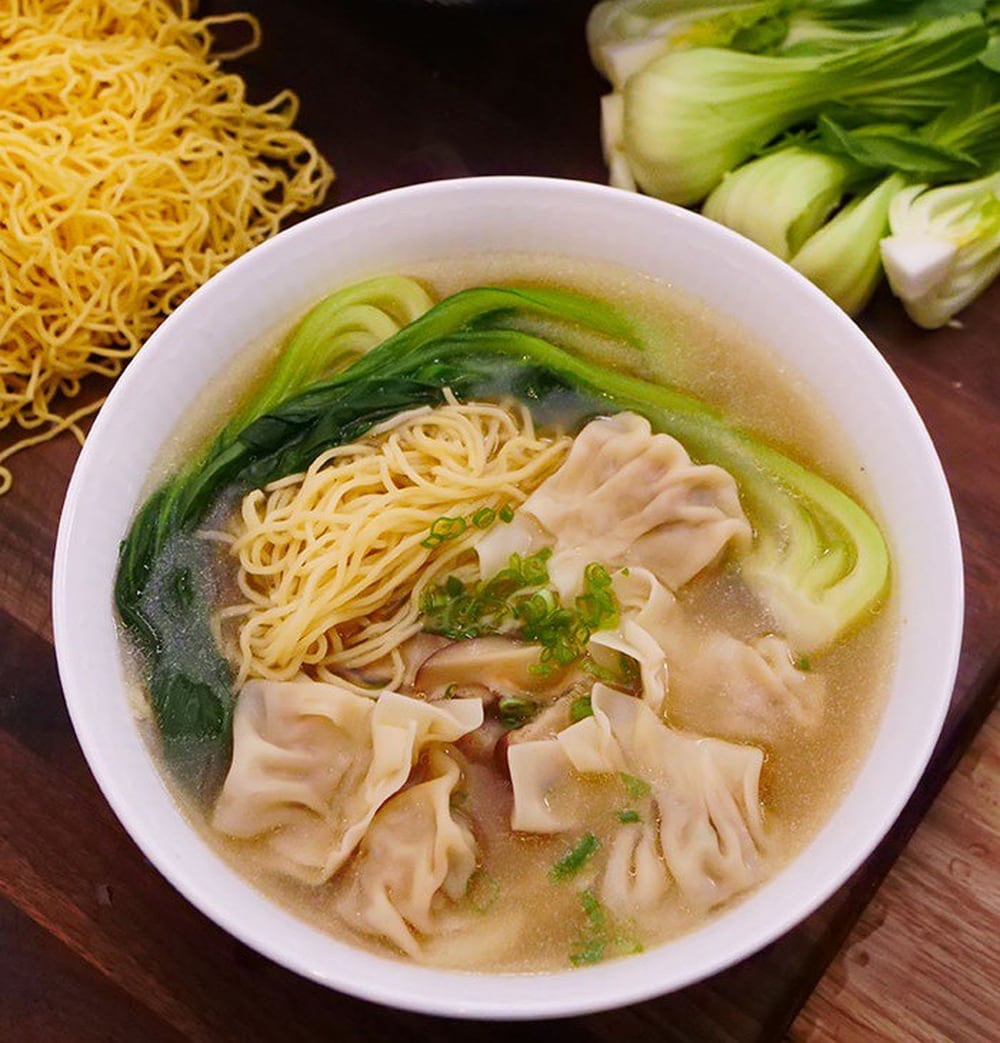 Thưởng thức một bát mì hoành thánh nóng hổi vào buổi sáng giúp làm ấm cơ thể